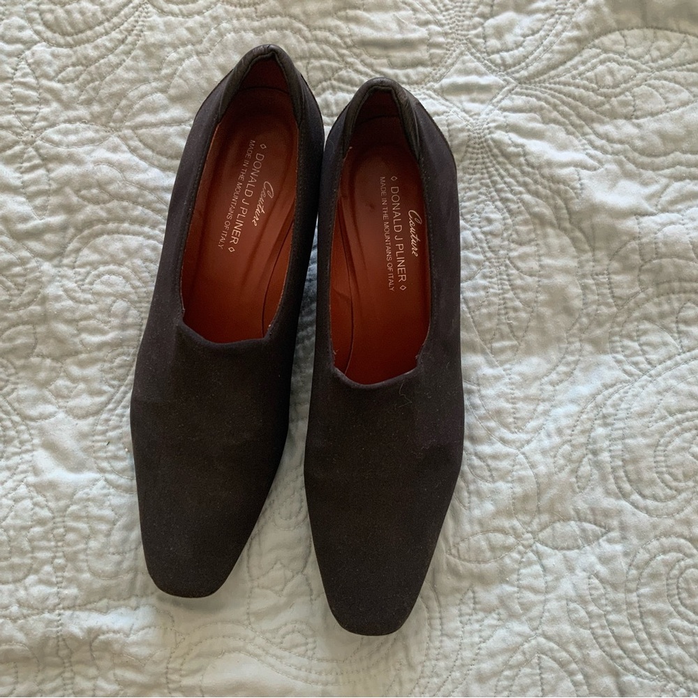 Donald Pliner black leather kitten heeled pumps.
